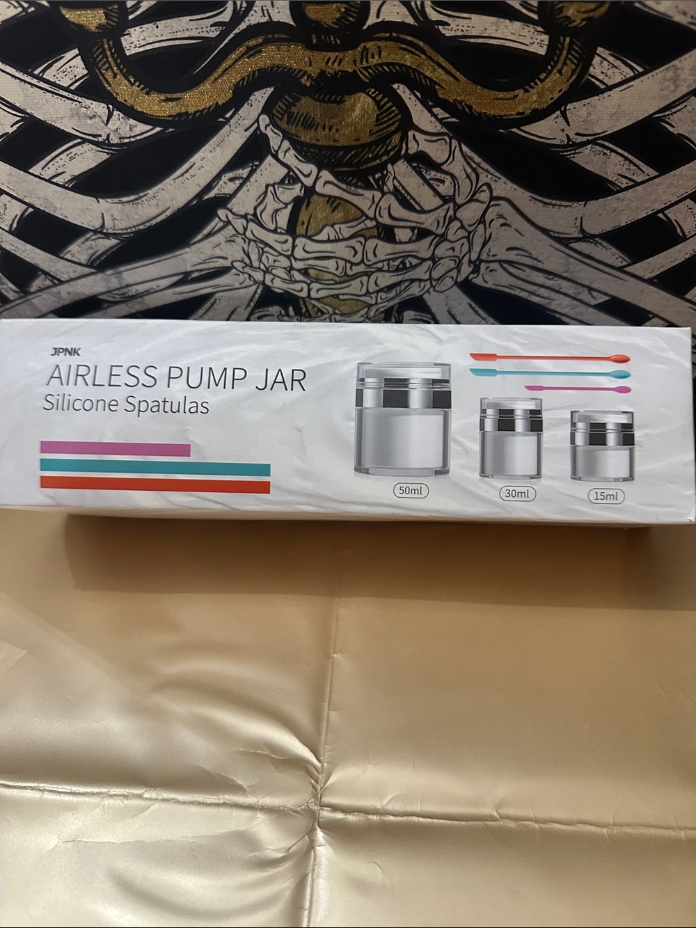 Airless pump jars with silicone spatulas